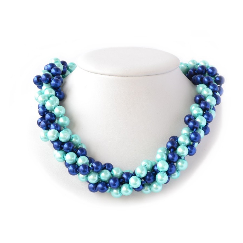 Dvoje modré korále stočené do jednoho náhrdelníku