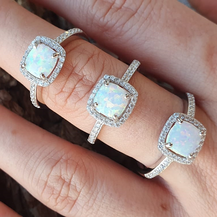 Stříbrný prsten s bílým opálem