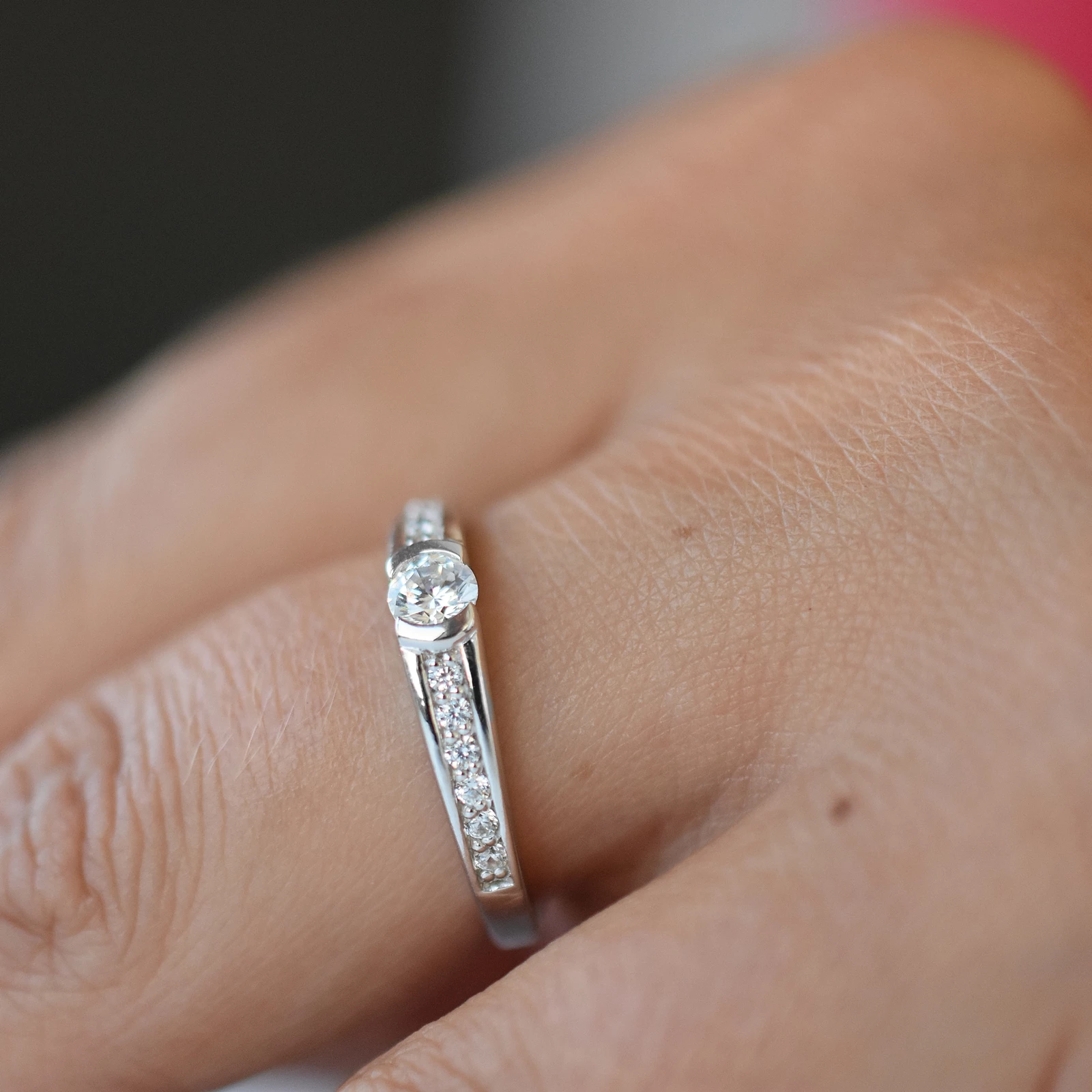Stříbrný prsten s čirým zirkonem