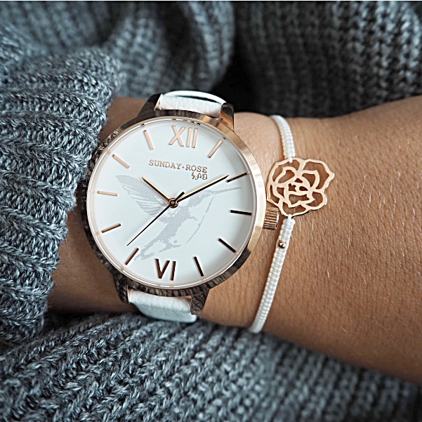 Bílé hodinky a dámský bílý náramek