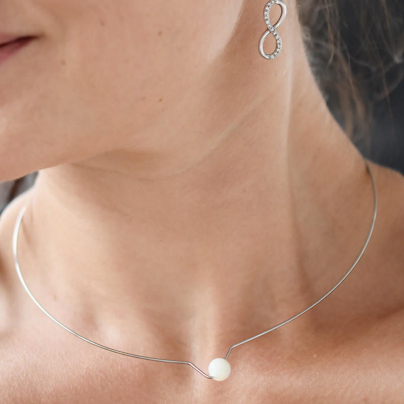 Pcelový náhrdelník s perleťovou kuličkou