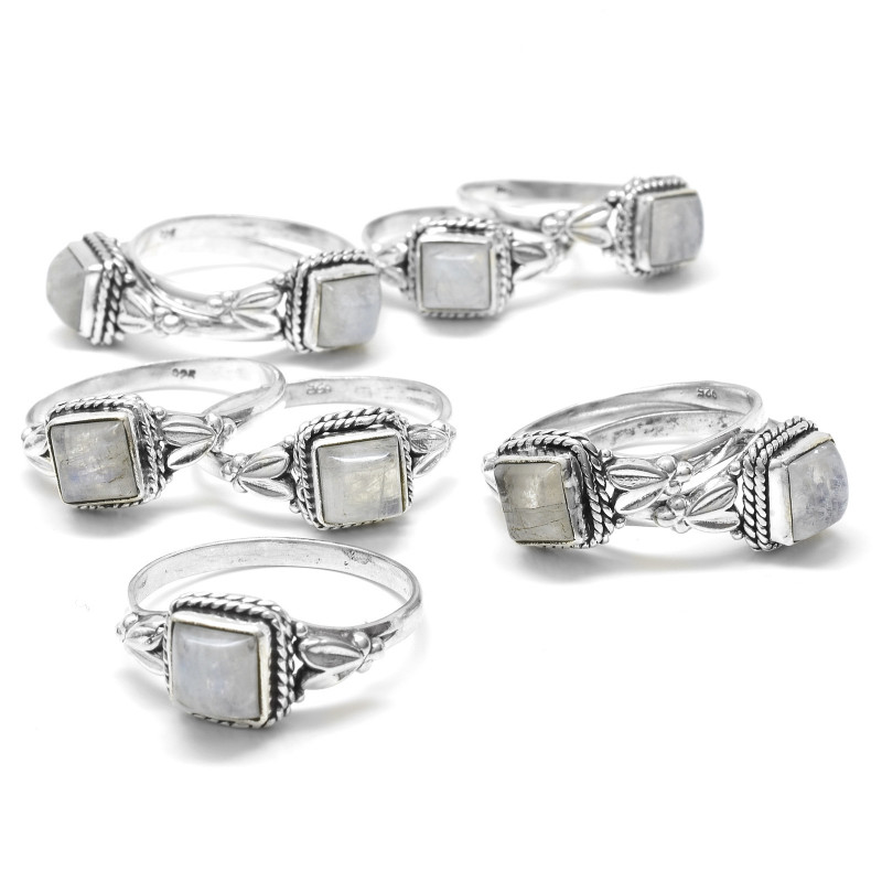 Stříbrný prsten s měsíčním kamenem