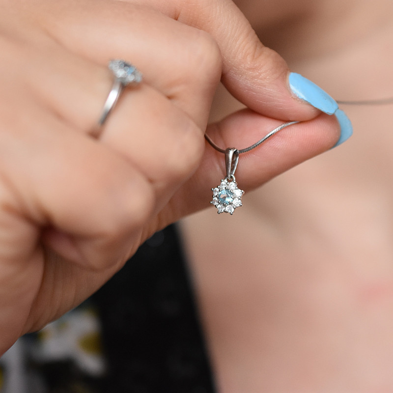 Stříbrný přívěsek topaz kytička