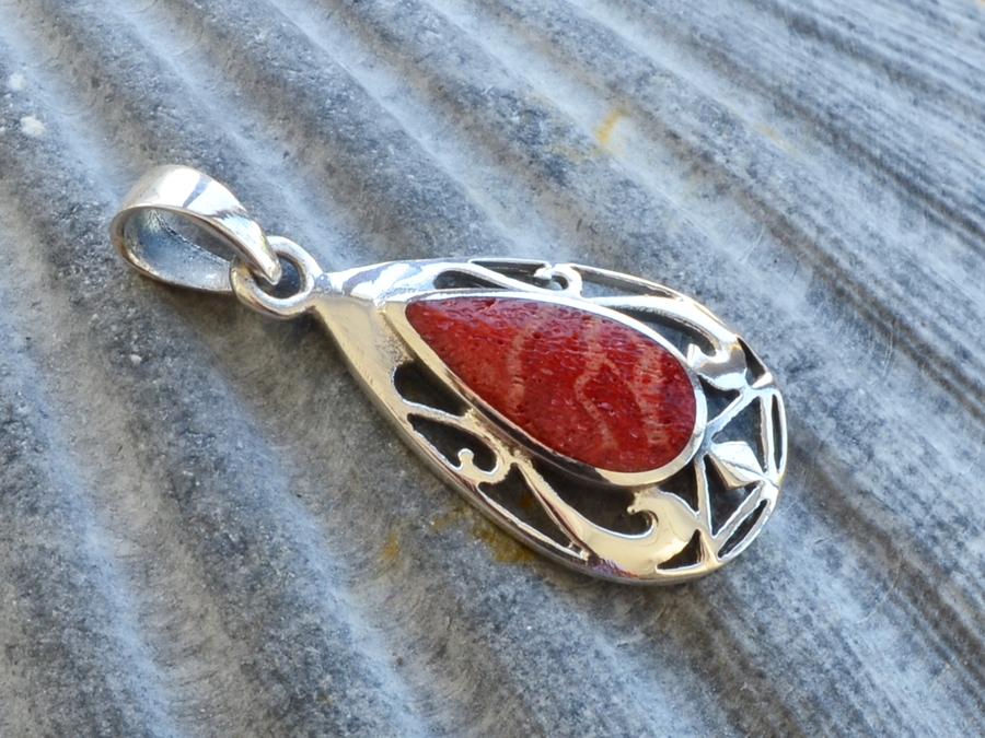 Přívěsek s přírodním korálem