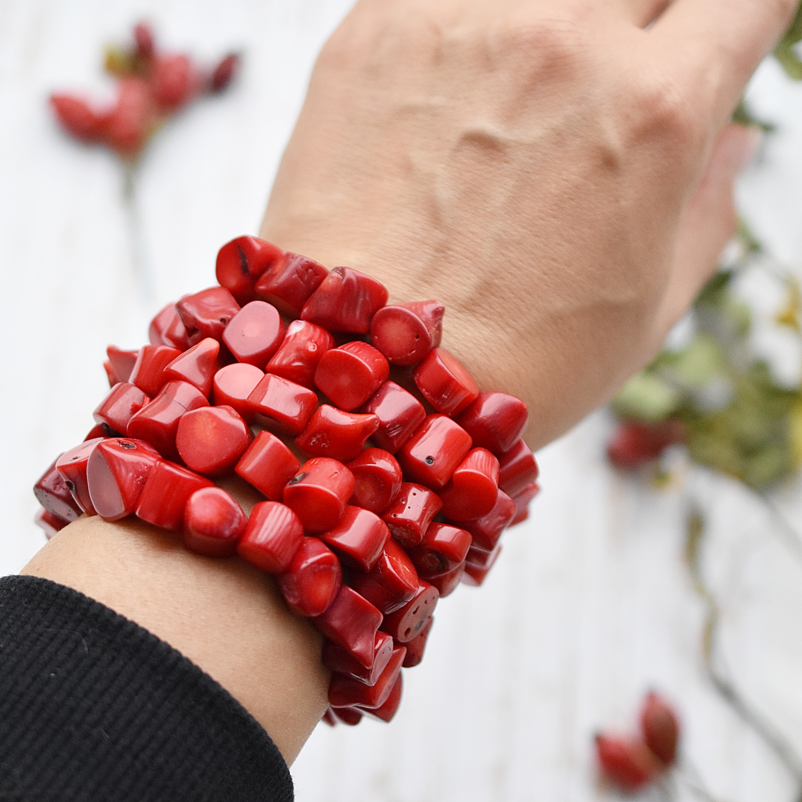 Náramek z větších kousků červeného korálu