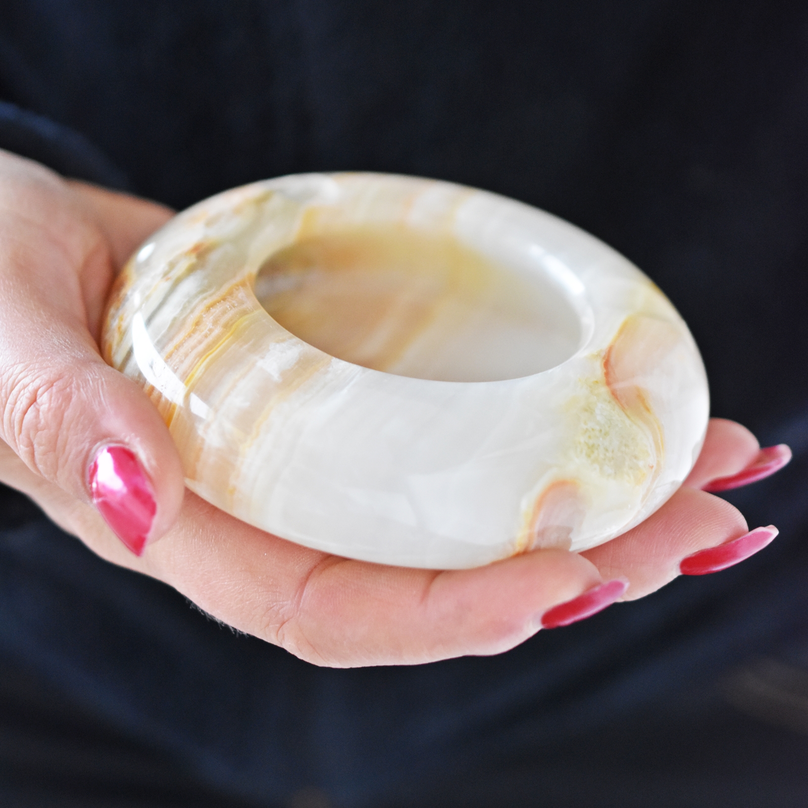 Kamenný popelník ze světlého onyxu