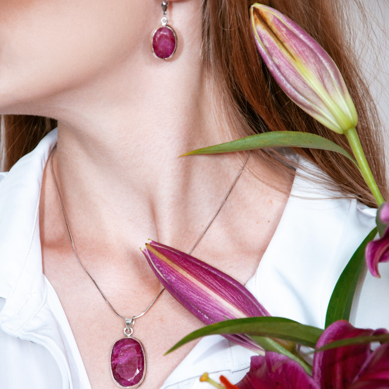 Stříbrné náušnice s rubíny