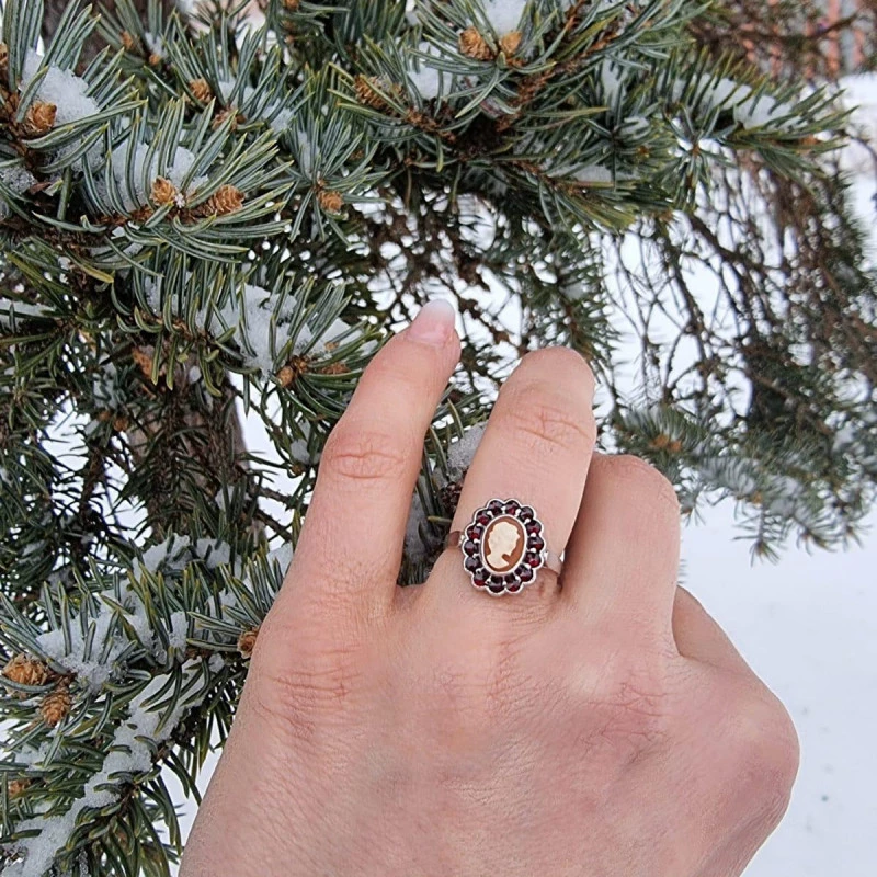 Stříbrný prsten český granát