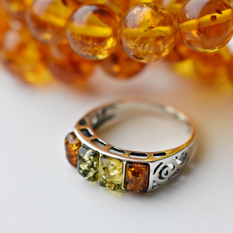 Stříbrný prsten jantar