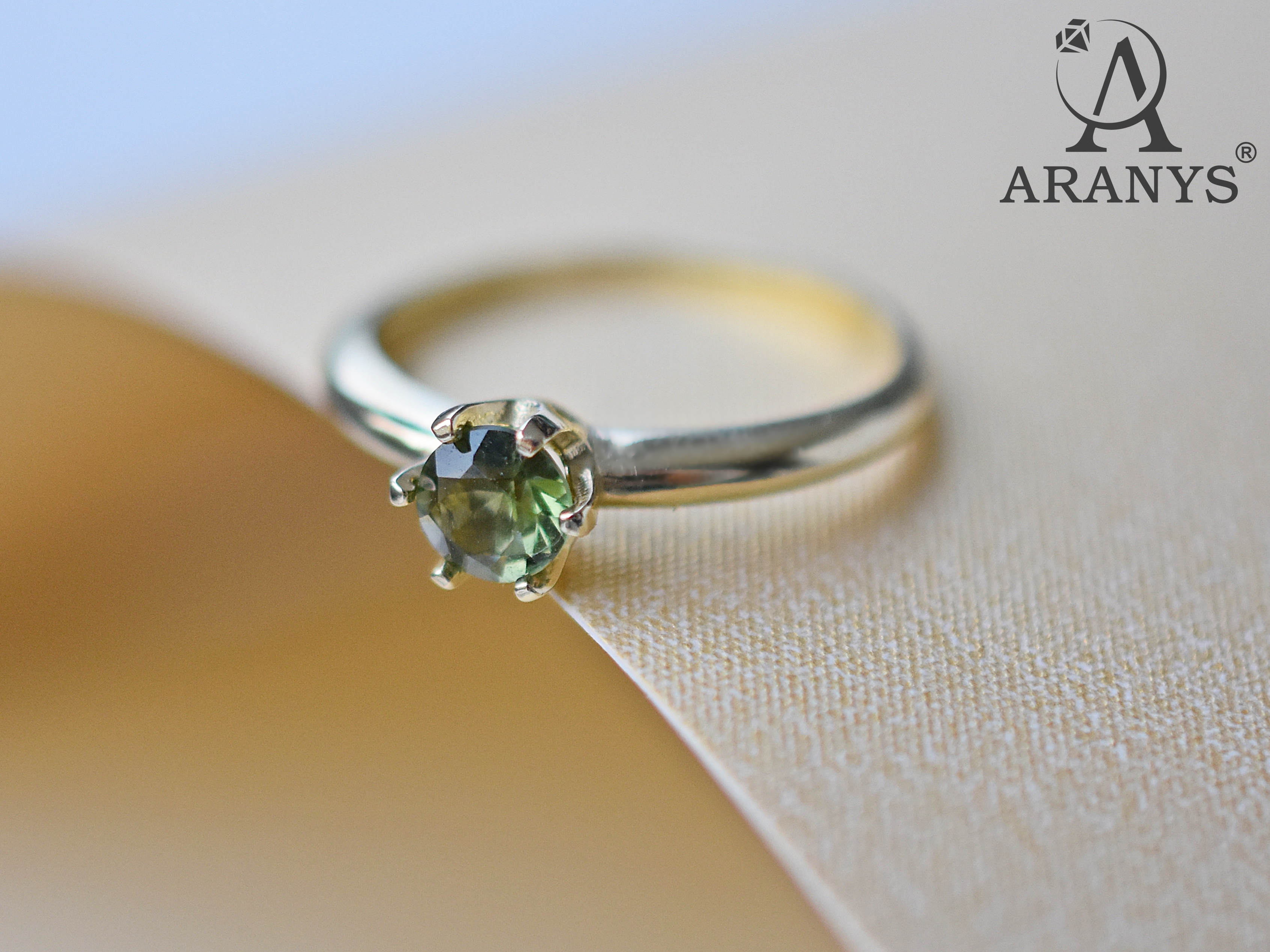 Zlatý prsten s vltavínem