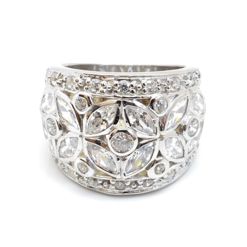 Stříbrný prsten posetý čirými zirkony