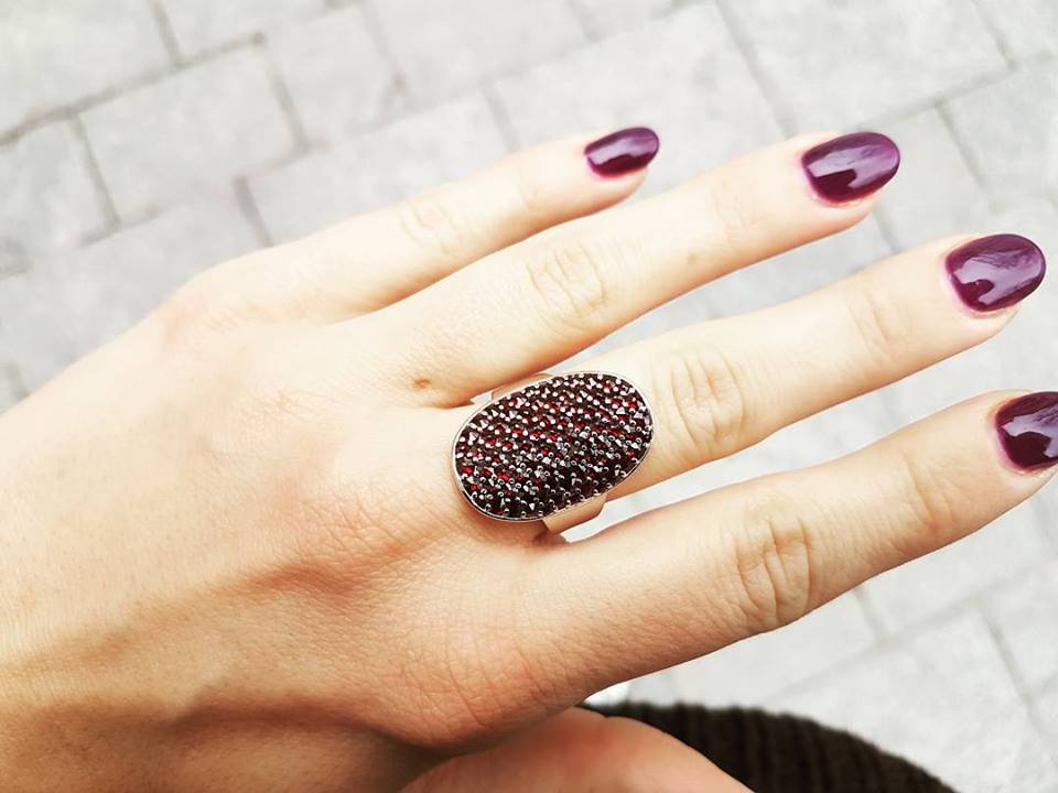 Dámský dominantní stříbrný prsten s českými granáty