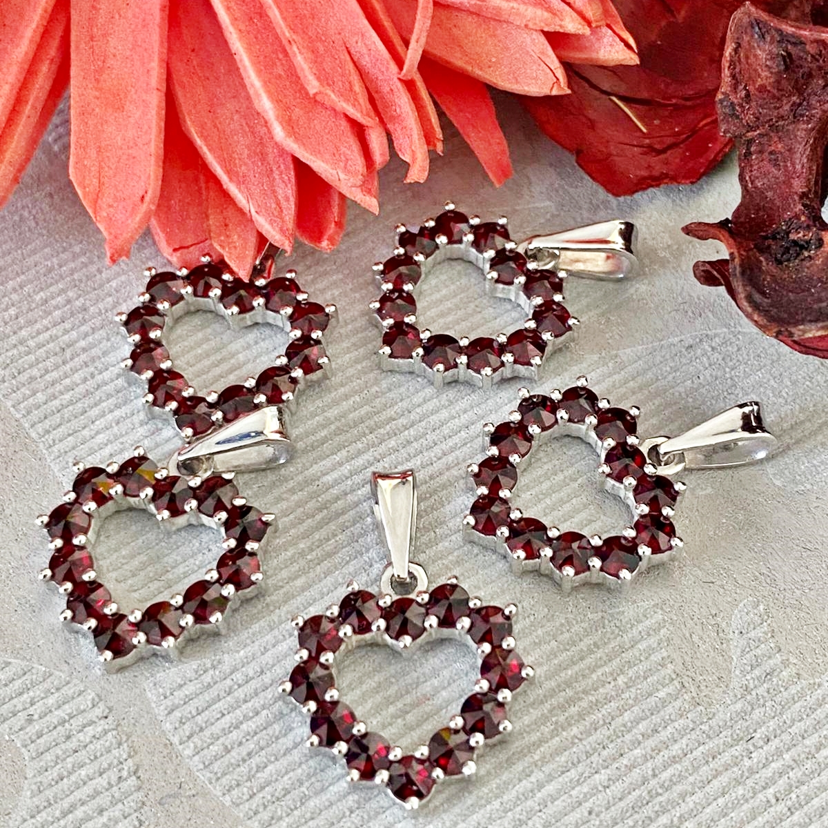 Stříbrný přívěsek s českými granáty srdíčko