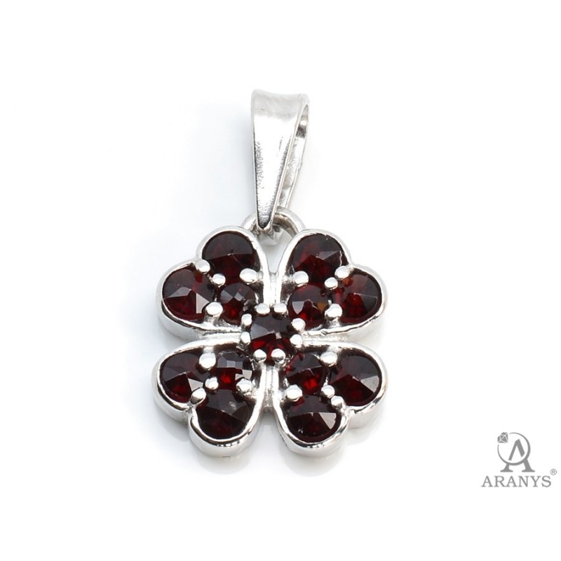 Stříbrný přívěsek pro štěstí, čtyřlístek - český granát