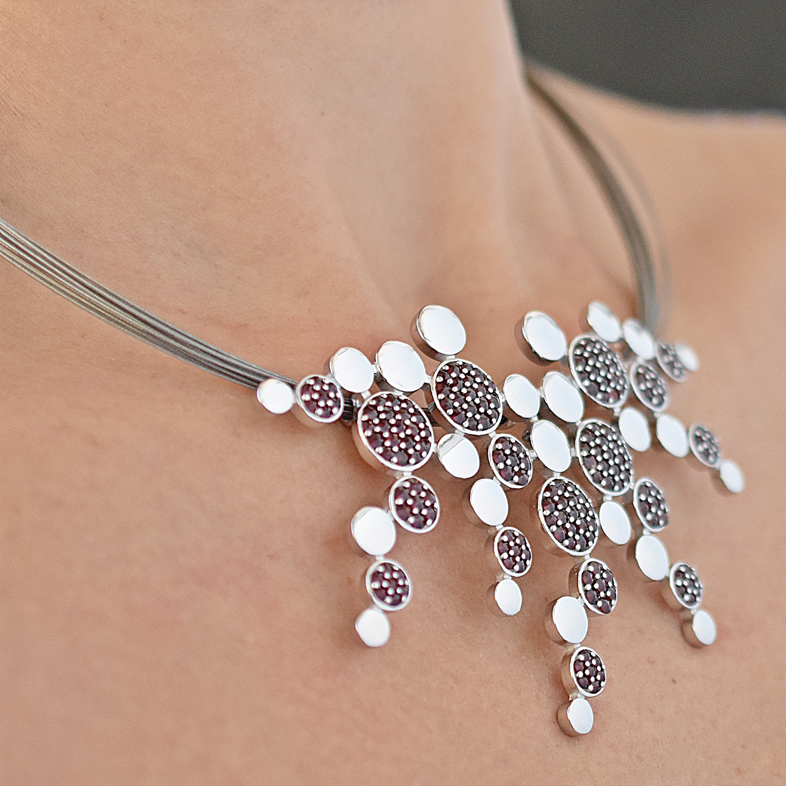 Výrazný náhrdelník s českými granáty