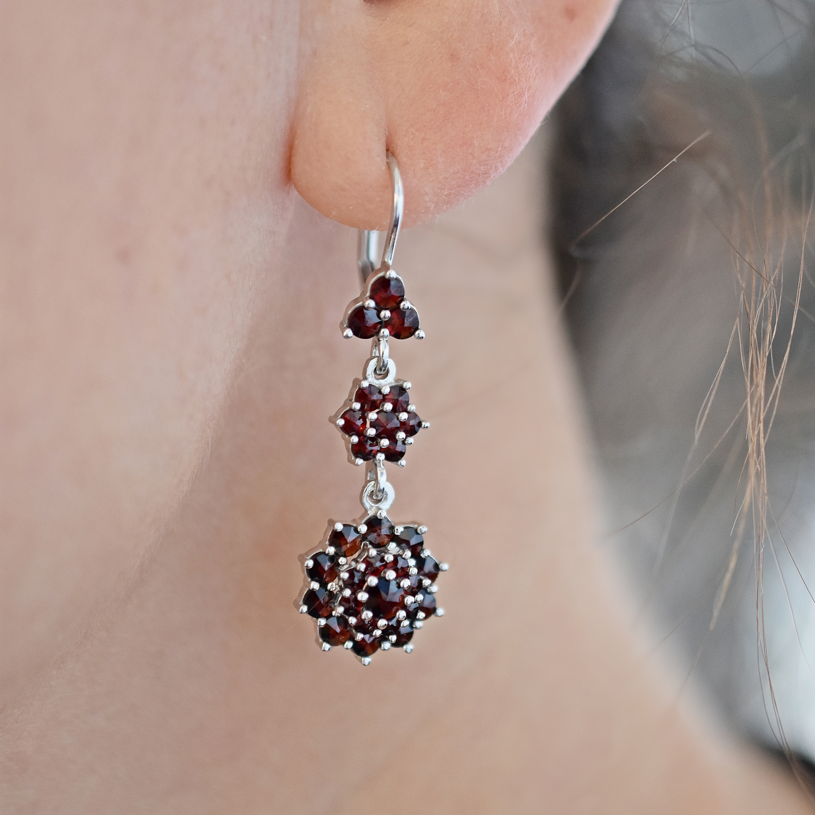 Dlouhé stříbrné náušnice s českými granáty