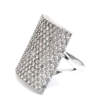 Výrazný stříbrný prsten se zářivými kamínky