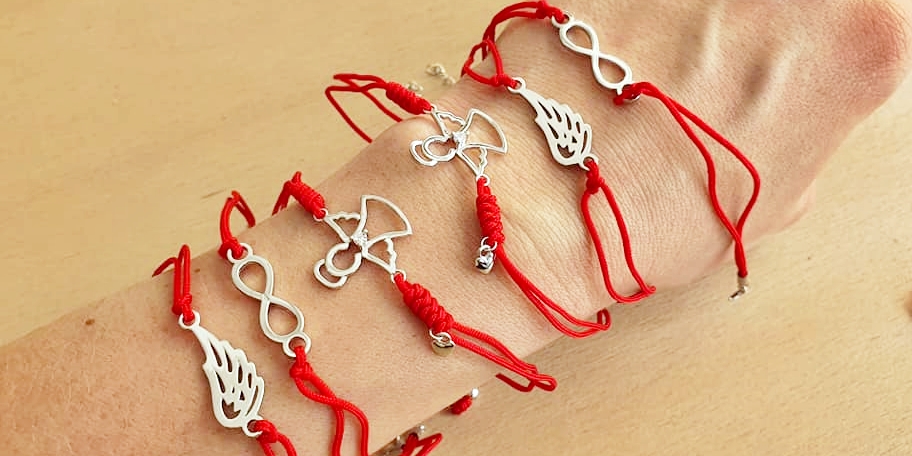 Červené kabbalah náramky se stříbrnými přívěsky