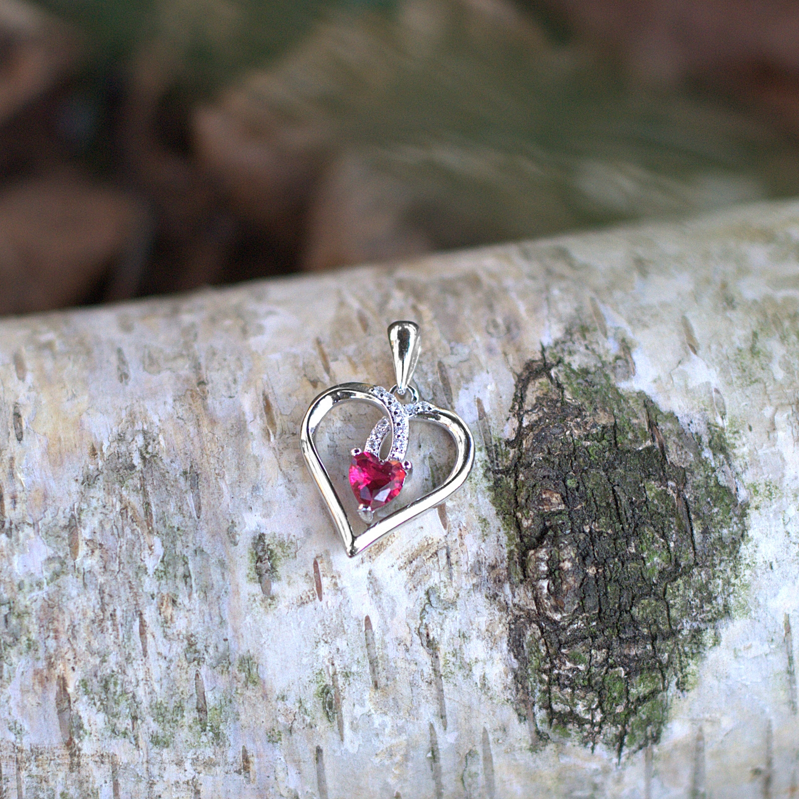 Stříbrný přívěsek srdíčko s červeným zirkonem