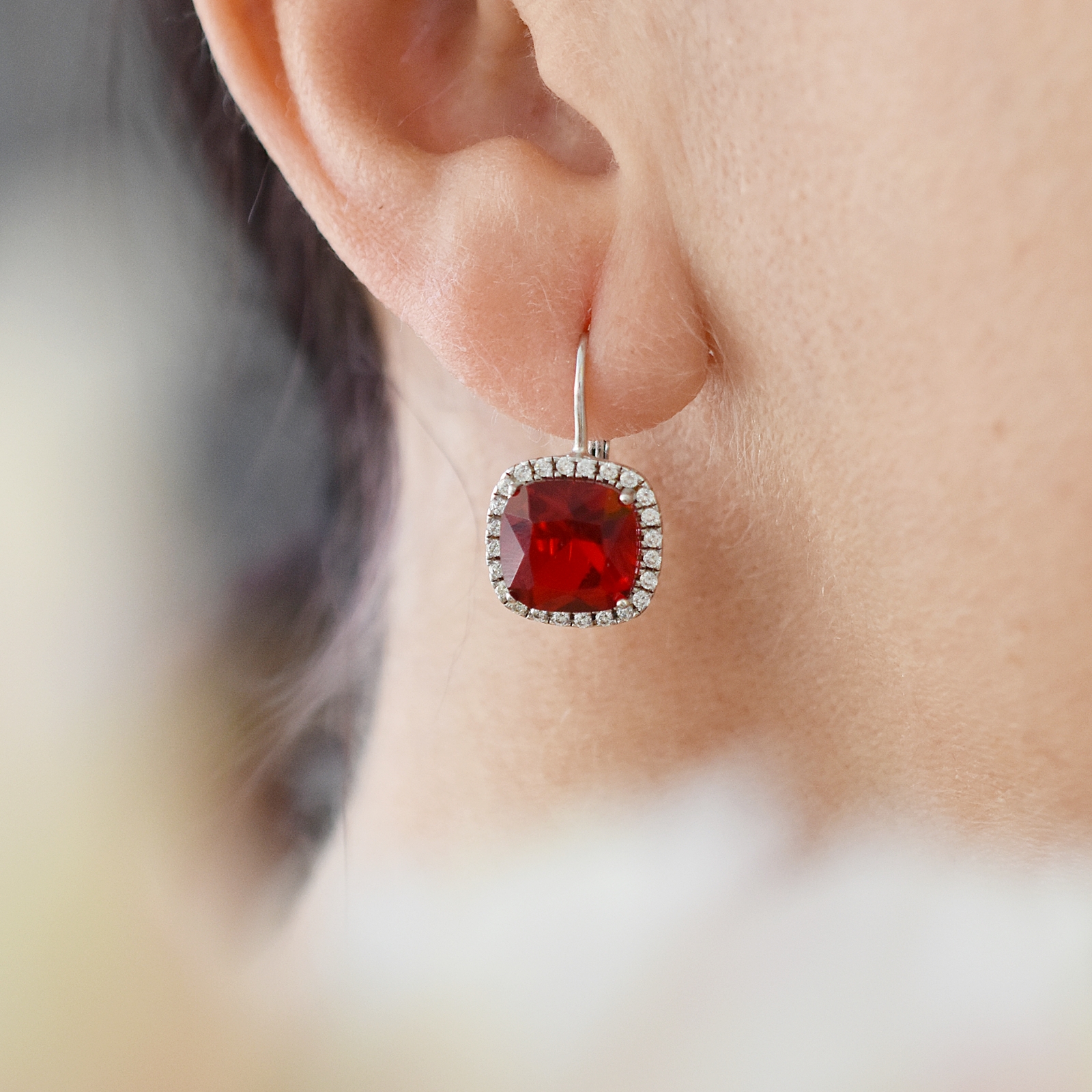 Stříbrné náušnice s červenými zirkony