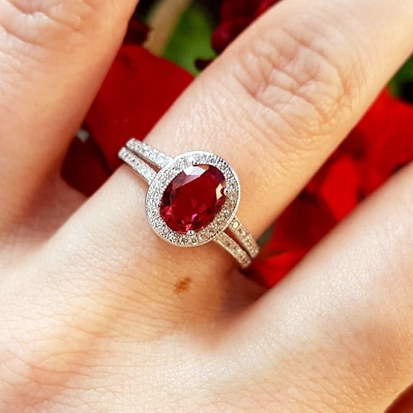 Stříbrný prsten s červeným zirkonem