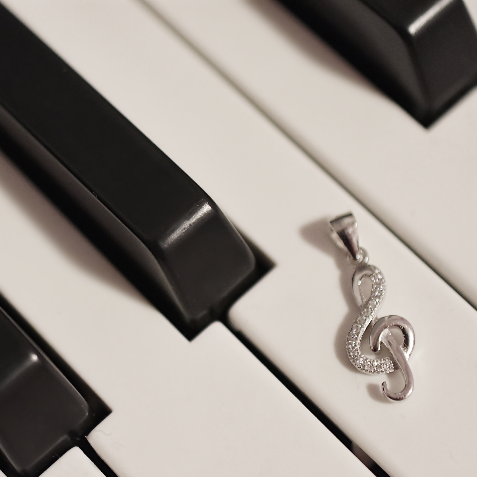 Stříbrný přívěsek houslový klíč