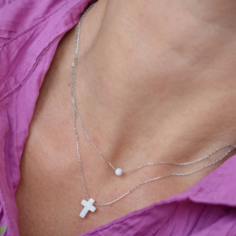 Jemný náhrdelník s opálovým křížkem a kuličkou