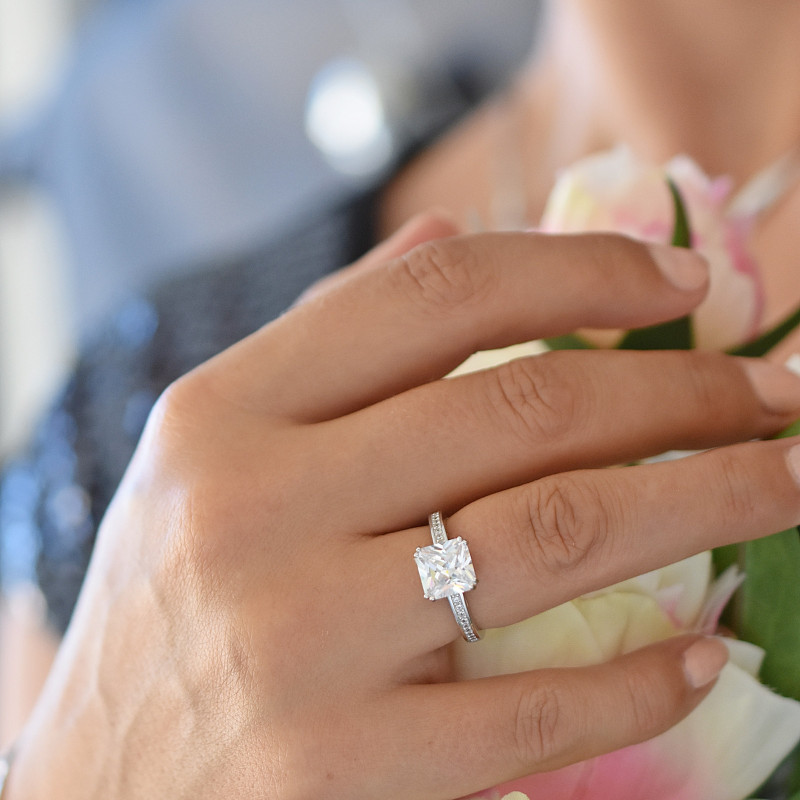 Stříbrný prsten s velkým broušeným zirkonem