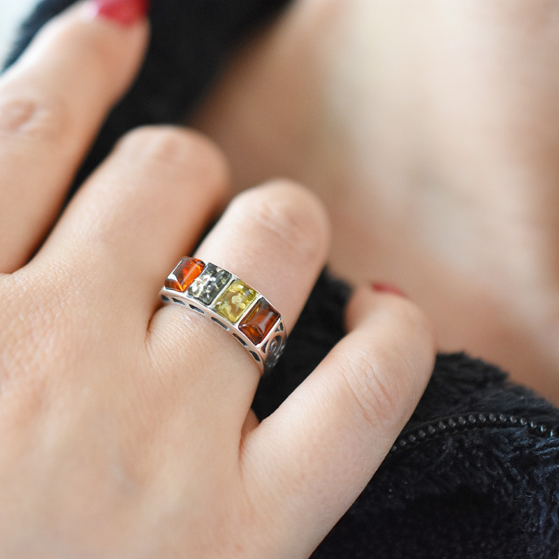 Stříbrný prsten s barevnými jantary