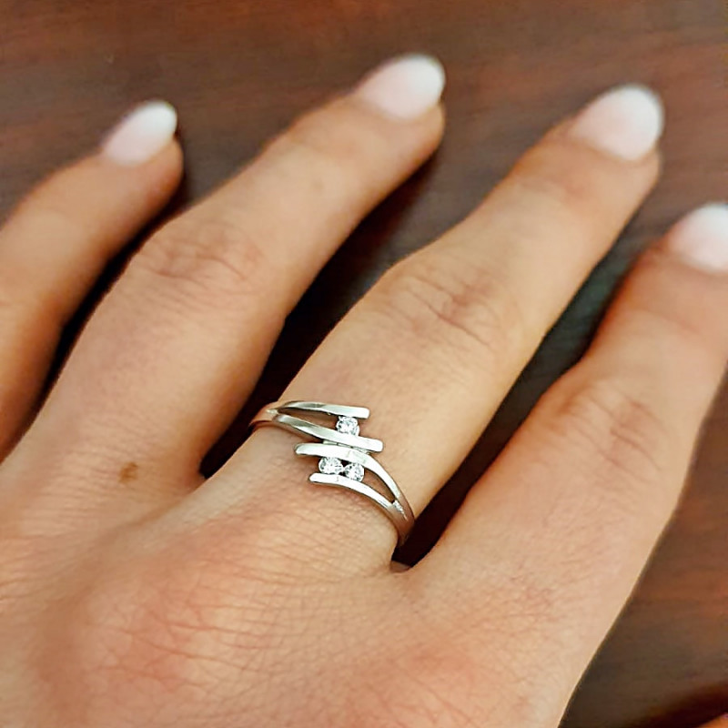 Jemný prsten s čirými kamínky